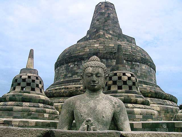 Contoh teks deskripsi tentang candi Borobudur